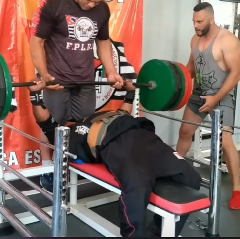 Feito histórico: 300 kg no supino, aos 54 anos de idade